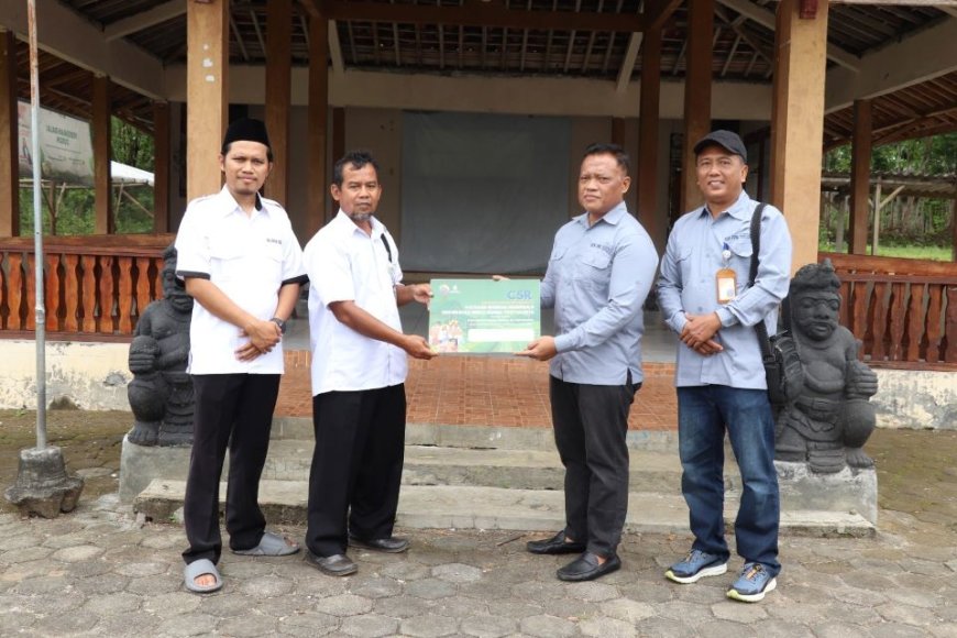 Rektor UMBY Menyerahkan Bantuan di Lokasi KKN Dlingo Bantul