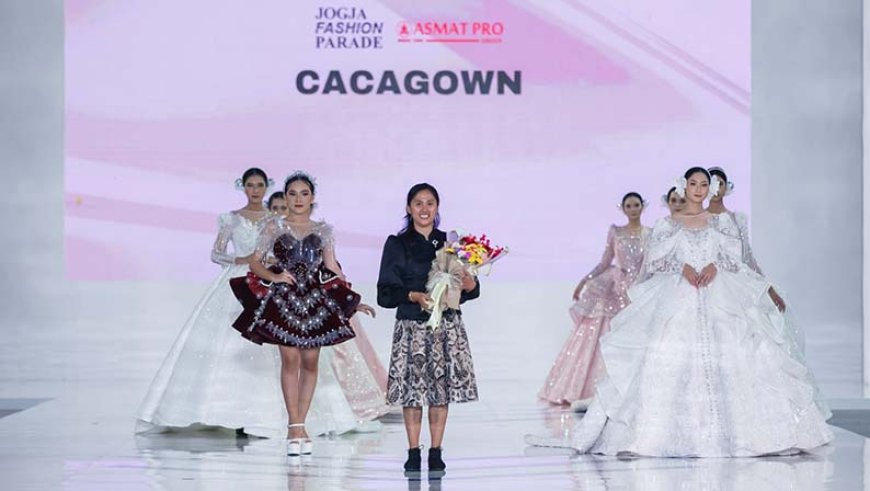Caca Candrika,Desainer Magelang yang Memukau Jogja Fashion Parade 2025 dengan Gaun Daur Ulang