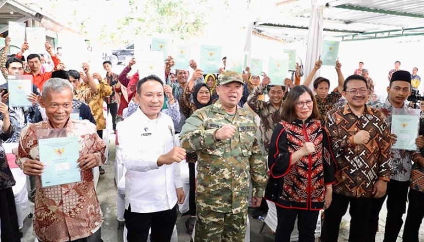 Pesan Bernada Peringatan, Nusron Serahkan 965 Sertipikat Konsolidasi Tanah di Jawa Tengah