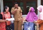 Danang Maharsa Menyerahkan Bantuan Tujuh Kursi Roda dan Kruk Program JPS