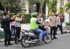 Kapolresta Yogyakarta Membagikan Paket Berbuka Puasa kepada Pengguna Jalan