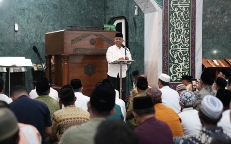 Usai Sertijab, Bupati Sleman Harda Kiswaya Salat Tarawih di Masjid Agung