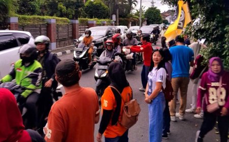 Alumni SMA Bosa Berbagi Takjil di Kotabaru Yogyakarta