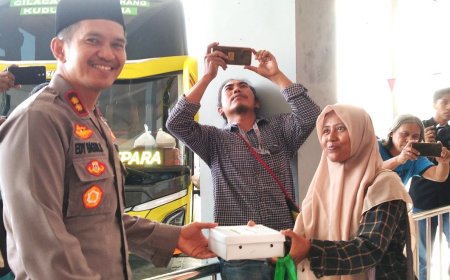 Kapolres Purworejo Berbagi Takjil, untuk Sopir dan Penumpang Angkutan Umum