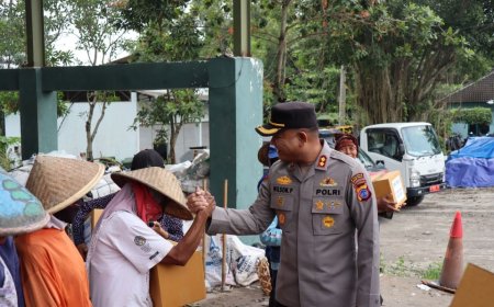 Kapolres Kulonprogo Bakti Sosial di TPA Banyuroto