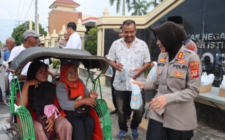 Kapolres Bantul dan Wartawan Berbagi Takjil, Jadi Contoh Kebaikan