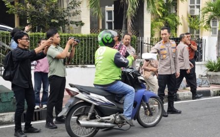Kapolresta Yogyakarta Membagikan Paket Berbuka Puasa kepada Pengguna Jalan