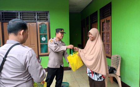 Polsek Gombong Santuni Pedagang Batagor yang Kesulitan Bayar Sewa Rumah
