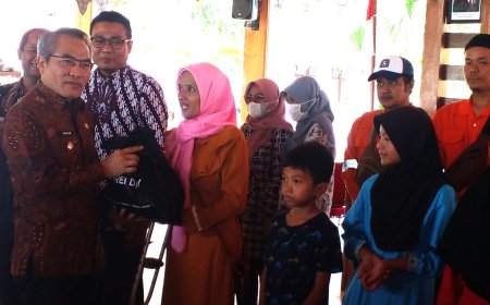 Petugas Kebersihan di Bantul Terima Paket Sembako dari REI DIY