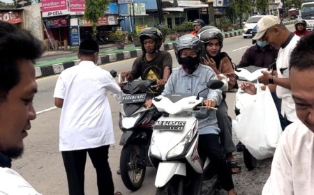 UPT Pasar Wilayah III Jatinom Klaten Berbagi 200 Takjil