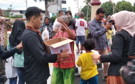 Grand Kolopaking Hotel dan PWI Kebumen Berbagi Takjil