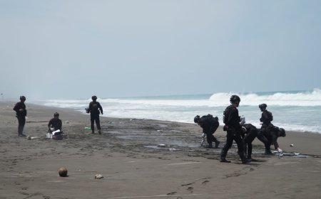 Sejumlah 34 Kilogram Bubuk Mercon Dimusnahkan di Pantai Setrojenar