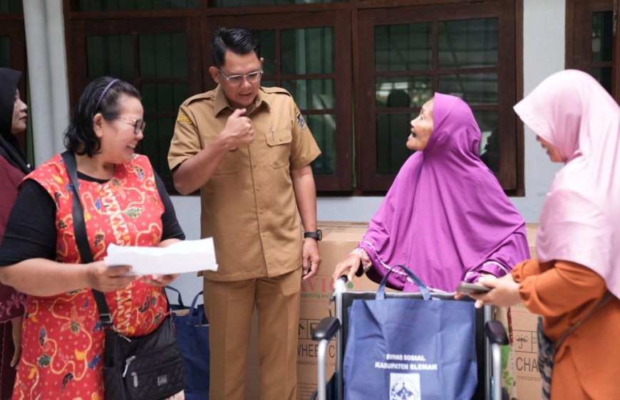 Danang Maharsa Menyerahkan Bantuan Tujuh Kursi Roda dan Kruk Program JPS