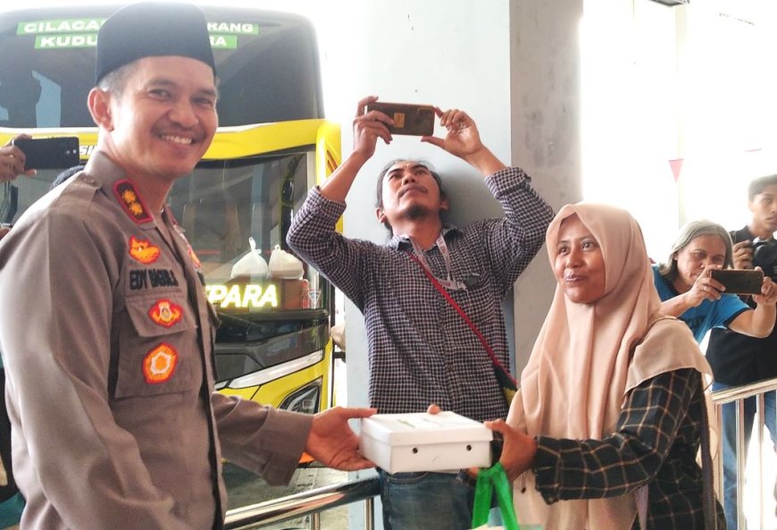 Kapolres Purworejo Berbagi Takjil, untuk Sopir dan Penumpang Angkutan Umum