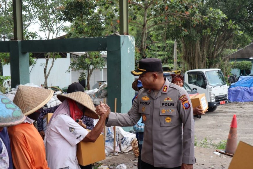 Kapolres Kulonprogo Bakti Sosial di TPA Banyuroto