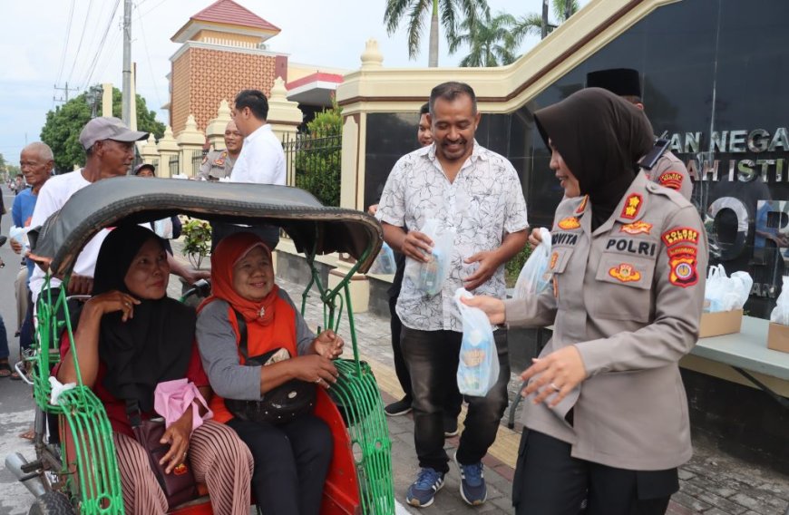 Kapolres Bantul dan Wartawan Berbagi Takjil, Jadi Contoh Kebaikan