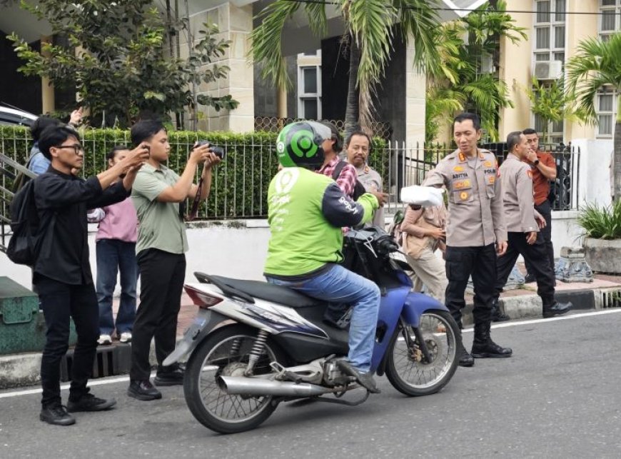 Kapolresta Yogyakarta Membagikan Paket Berbuka Puasa kepada Pengguna Jalan