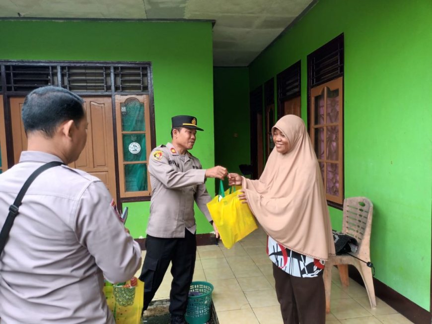 Polsek Gombong Santuni Pedagang Batagor yang Kesulitan Bayar Sewa Rumah