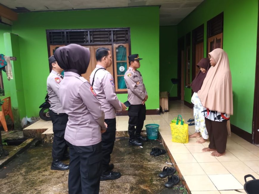 Polsek Gombong Santuni Pedagang Batagor yang Kesulitan Bayar Sewa Rumah