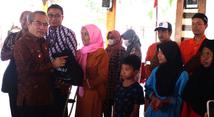 Petugas Kebersihan di Bantul Terima Paket Sembako dari REI DIY