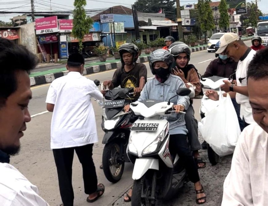 UPT Pasar Wilayah III Jatinom Klaten Berbagi 200 Takjil