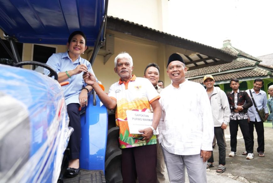 Titiek Soeharto Beri Bantuan Alsintan untuk Petani Sleman