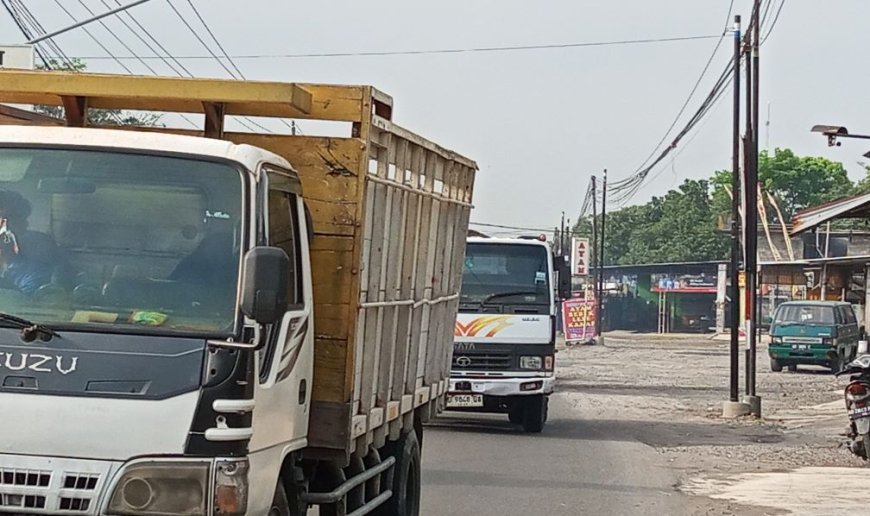 Sudah Dilarang, Truk Pasir Masih Beroperasi