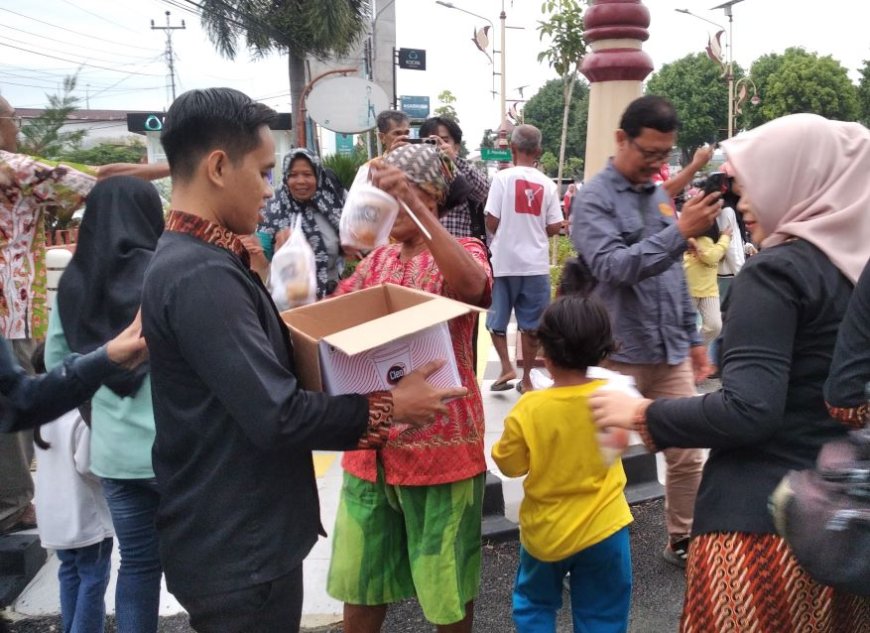 Grand Kolopaking Hotel dan PWI Kebumen Berbagi Takjil