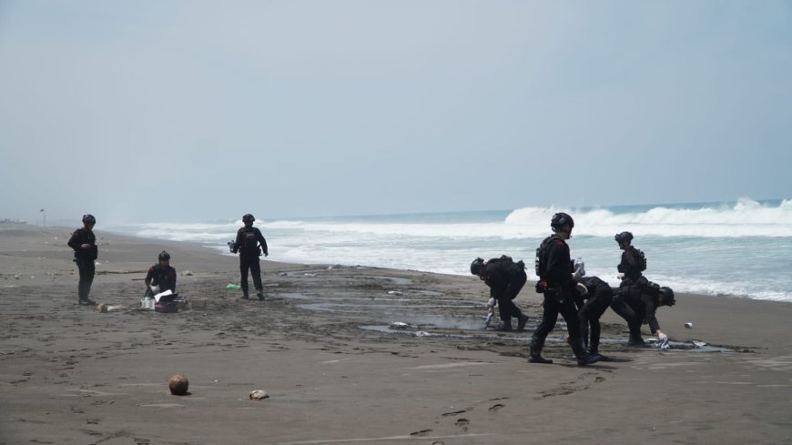 Sejumlah 34 Kilogram Bubuk Mercon Dimusnahkan di Pantai Setrojenar