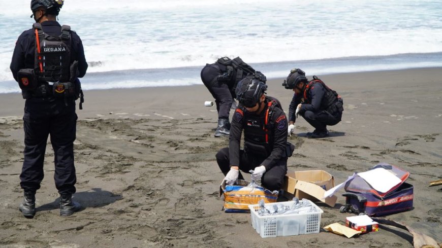 Sejumlah 34 Kilogram Bubuk Mercon Dimusnahkan di Pantai Setrojenar