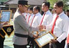 Kapolres Purworejo Beri Penghargaan Personel dan Warga Berprestasi