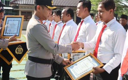 Kapolres Purworejo Beri Penghargaan Personel dan Warga Berprestasi