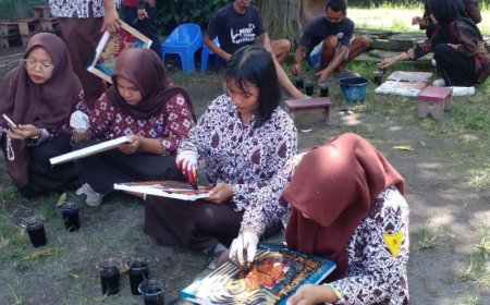 Pelajar SMKN 1 Sewon Bantul Praktik Membatik di Kulonprogo