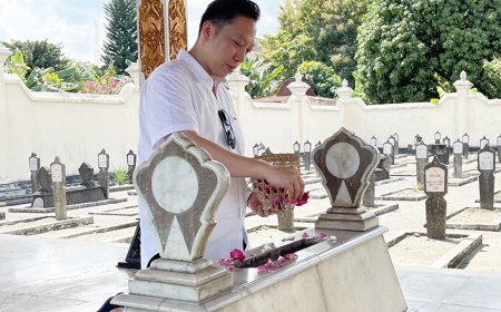 Yogyakarta Awali Rangkaian Waisak dengan Tabur Bunga di Makam Pahlawan