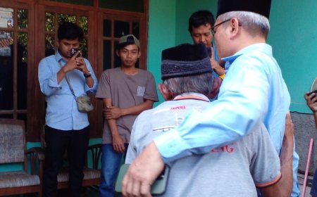 Mbah Tupon Peluk Bupati Minta Sertifikatnya Kembali