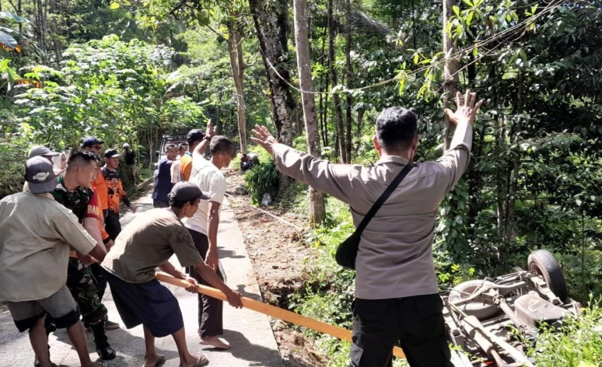 Mesin Mati Rem Blong, Minibus Terguling ke Jurang di Kebumen