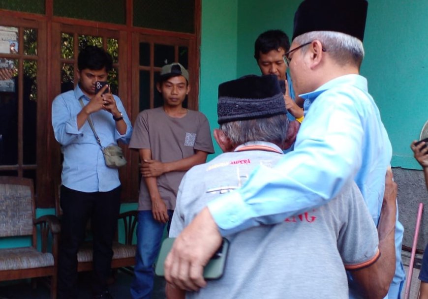 Mbah Tupon Peluk Bupati Minta Sertifikatnya Kembali