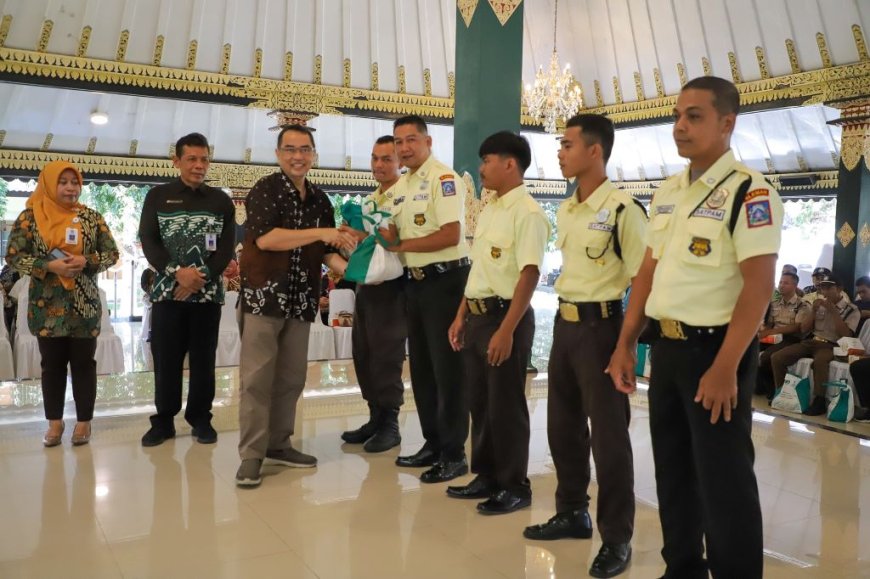 Pemkab Sleman Serahkan Bantuan 641 Paket Sembako