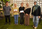 UMBY Beri Penghargaan Best Attitude kepada Wisudawan