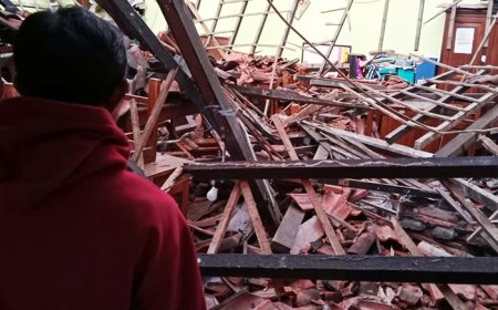 Hujan Jelang Musim Kemarau Sebabkan Atap Bangunan SD Negeri Kledokan Ambrol