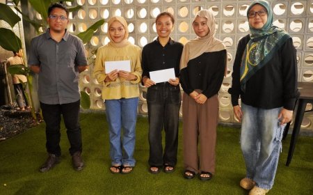 UMBY Beri Penghargaan Best Attitude kepada Wisudawan