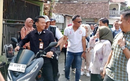 Membonceng Motor, Wamensos Agus Jabo Cek Rumah Calon Siswa Sekolah Rakyat