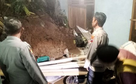 Lima Rumah di Kebumen Rusak Tertimpa Longsor dan Tersambar Petir