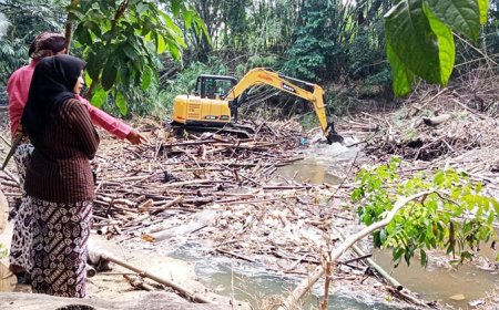 Berpotensi Sebabkan Banjir, Komisi A DPRD Pimpin Pembersihan Sampah Bambu di Sungai Kuning Berbah