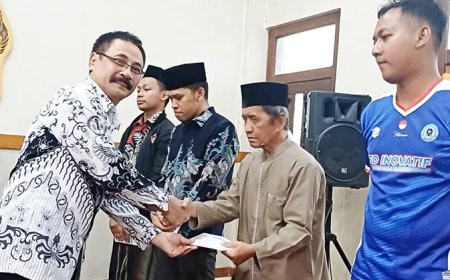 PGRI se Kedu Serahkan Bantuan untuk Korban Laka Maut Kalijambe