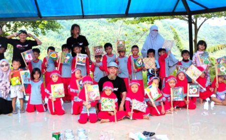 Komunitas SRMB Kebumen Ajak Siswa Mutiara Islam Melukis pada Kipas Bambu