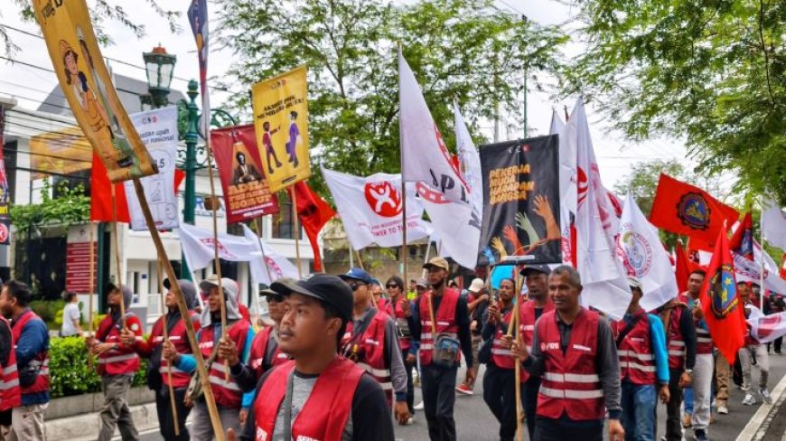 Ribuan Buruh dan Pekerja di Yogyakarta Turun ke Jalan