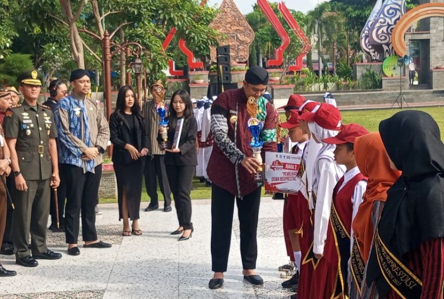 Sejumlah Insan Pendidikan Berprestasi di Klaten Menerima Penghargaan