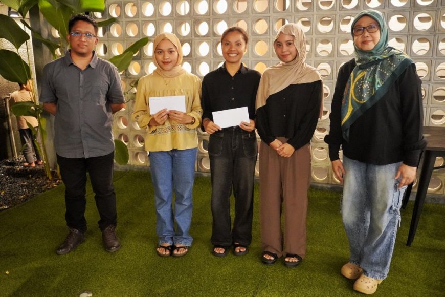 UMBY Beri Penghargaan Best Attitude kepada Wisudawan