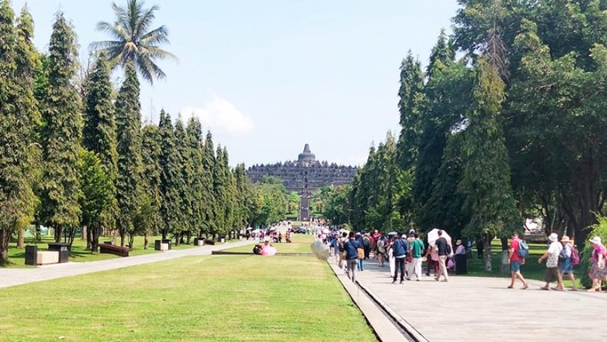 Waisak 2025 di Borobudur Resmi Dimulai: Gemerlap 2569 Lampion Menyatu dengan Pesan Perdamaian